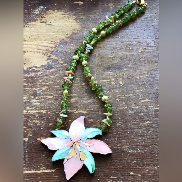 Real Mother of Pearl Hawaiian Flower Mermaid Necklace - Picture 2 of 5